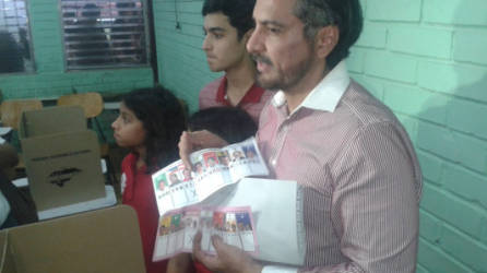 Juan Carlos Zúniga fue acompañado por sus hijos a votar.