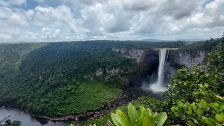 El Esequibo es un territorio de casi 160.000 kilómetros cuadrados, rico en petróleo y que tiene yacimientos de carbón, piedras preciosas y es una importante reserva de flora y fauna.