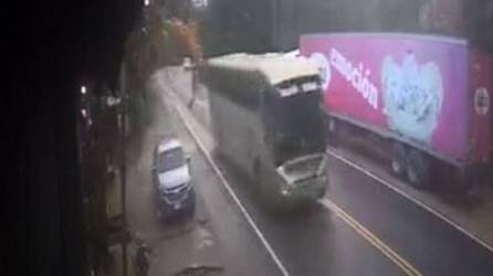 Momento en el que el bus es captado minutos antes del siniestro en Talanga.