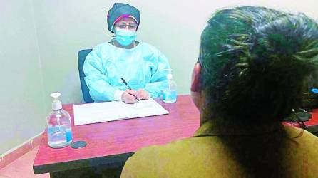 <b>La doctora Bessy Alvarado revisa a una paciente en el IHSS.</b>