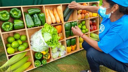 Una productora de vegetales en el departamento de La Paz, muestra parte de su cosecha.