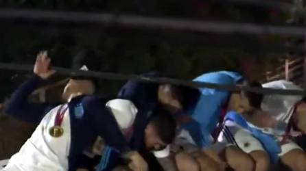 Jugadores de la Selección Argentina sufrieron un insólito incidente durante la caranava a su llegada a Buenos Aires.