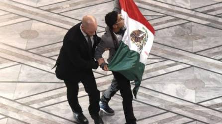 Cortés tuvo que pagar una multa y luego fue deportado tras mostrar una bandera mexicana para llamar la atención mundial a la crisis por los 43 estudiantes desaparecidos en Guerrero.