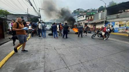 Los vendedores bloquearon la salida al oriente con llantas incendiadas.