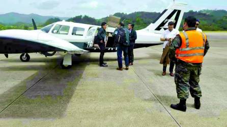 <b>La avioneta en la que llegó el director de Aeronáutica Civil de Guatemala, Francis Argueta, y su comitiva es la primera oficial que cae desde el extranjero. Fotos Melvin Cubas y Moisés Valenzuela</b>