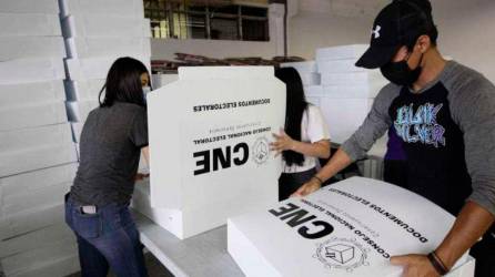 En el Centro Logístico del CNE se están armando las maletas electorales.