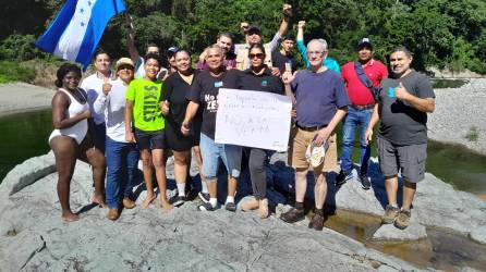 Portando la bandera nacional los ceibeños mandaron un mensaje a los extranjeros que el río es un bien público y su venta es ilegal.