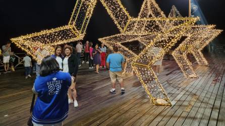 El muelle turístico fue cuidadosamente decorado para la festividad de Navidad y muchos turistas se llevan un recuerdo tomándose una fotografía.