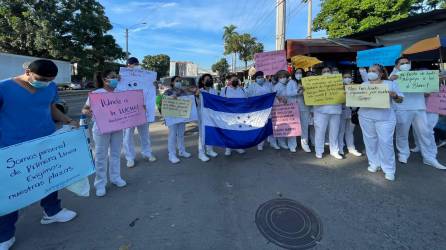 La protesta, donde las enfermeras portaron carteles con sus reclamos, generó congestionamiento en bulevar del norte de la capital industrial.