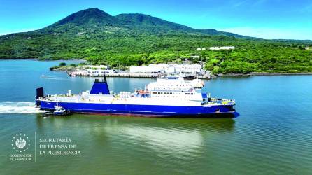 <b>El barco Blue Wave comenzó la primera etapa de operaciones con el transporte de mercancías, próximamente, empezará el servicio para turistas.</b>