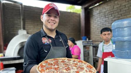 Con su emprendimiento Parmas Pizza, el emprendedor Abraham Talavera, conquista a los paladares más exigentes con su receta artesanal heredada por sus padres.