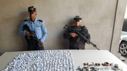 La droga y objetos decomisados en el centro penal de La Ceiba, Atlántida.