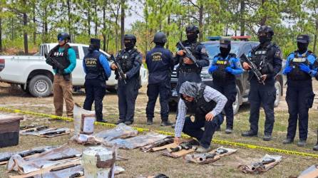 La Dirección Nacional Policial Antidrogas (DNPA) y equipos de Fuerzas Especiales de la Secretaría de Seguridad destruyeron este jueves un poderoso arsenal de armas decomisadas.