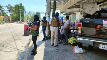 Autoridades policiales dan seguridad en mercados del municipio de Choloma. El objetivo de los operativos es combatir delitos como la extorsión, robos, estafas, entre otros.