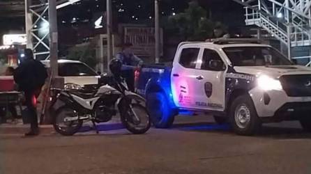 Agentes de la Policía debajo del puente peatonal de la Unah.