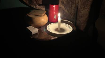 Alumbrarse con candelas es el diario vivir de los hondureños estos últimos meses.