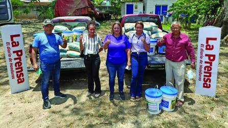 Docentes reciben la donación, gestionada por Guillermo Monroy, gerente de Ciudadanía Corporativa de Progreso.