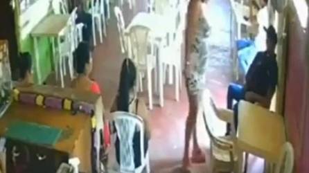 VIDEO: Sicario llega a cantina a comprar una cerveza para matar al dueño