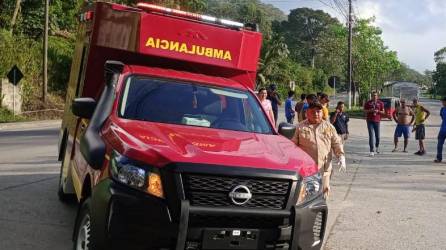 Una ambulancia del Cuerpo de Bomberos llegó a la escena para auxiliar a la joven, pero esta ya no tenía signos vitales.