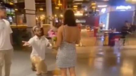 VIDEO: Joven pide matrimonio a su novia en centro comercial