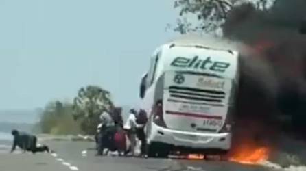 VIDEO: Autobús con pasajeros se incendia