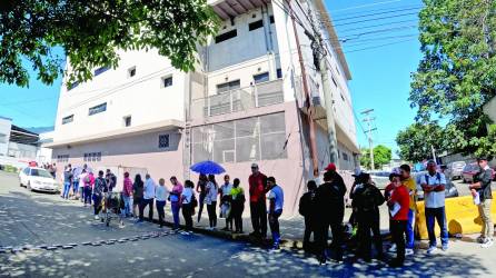 <b>Sampedranos se forman durante horas con la esperanza de encontrar un empleo en el sector formal. Fotos: José Cantarero y Héctor Edú</b>