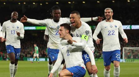 Francia derrota a Irlanda a domicilio con Pavard de héroe