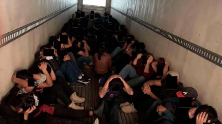 <b><span class=mln_uppercase_mln>Peligro.</span></b> Migrantes son transportados en el interior de un tráiler en condiciones peligrosas.<span class=mln_uppercase_mln> </span>