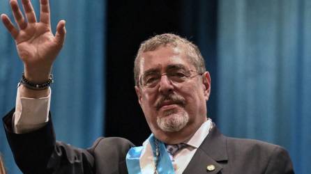 El nuevo presidente de Guatemala, Bernardo Arévalo, saluda después de jurar durante su ceremonia de inauguración en el Centro Cultural Miguel Ángel Asturias en la ciudad de Guatemala.