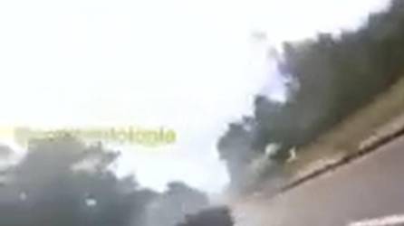 Video: Vehículo se estrella en puente y da varias vueltas en el aire