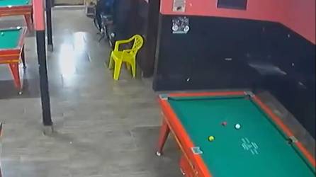 VIDEO: Sicarios acribillan a joven mientras jugaba en billar