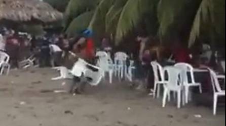 VIDEO: Hombres se lanzan sillas y mesas en playa de Tela