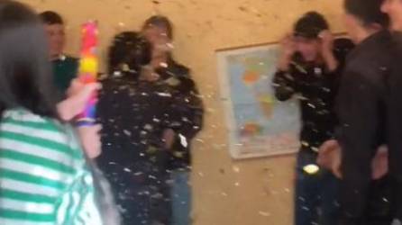 Video: Alumnos se viralizan por fiesta sorpresa de maestra