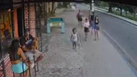 VIDEO: Motocicleta atropella a cinco personas