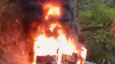 VIDEO: Autobús se incendia con pasajeros en el interior
