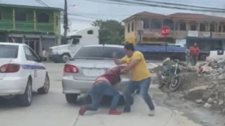 Video: Taxistas se van a golpes en Puerto Cortés