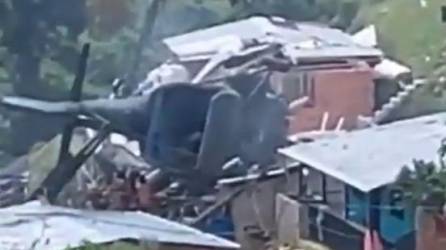 Video: Helicóptero se estrella en una vivienda