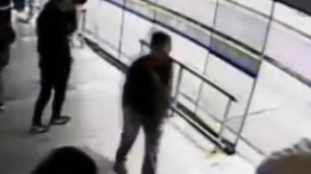 Video: Hombre asalta a mujer y bus lo atropella