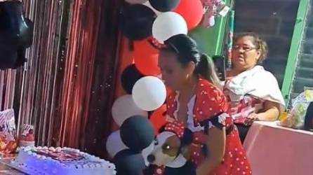 VIDEO: Mujer celebra cumpleaños a perrita por todo lo alto