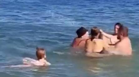 Video: Mujer deja a bebé dentro del mar por pelearse con otra