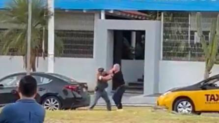 Video: Taxista se van hasta el suelo a golpes