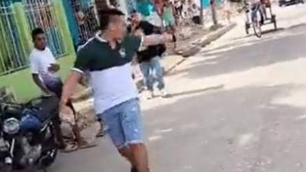 Video: Policía dispara contra hombre por intentar golpearlo con una piedra