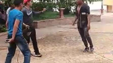 Video: Hombres se pelean en parque de Marcala, La Paz