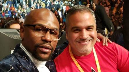 Ricky Fúnez junto al legendario boxeador Floyd Mayweather.