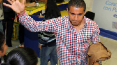 Roger Rojas cuando se despedía de sus familiares y aficionados en el aeropuerto.