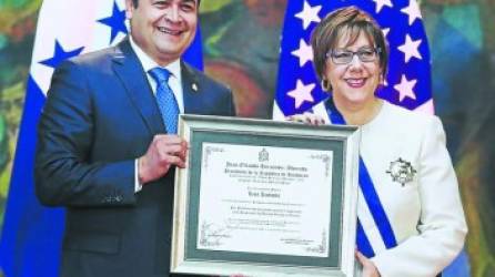 La embajadora de Estados Unidos, Lisa Kubiske, recibió ayer la Orden Francisco Morazán, en el grado Gran Cruz Placa de Plata.