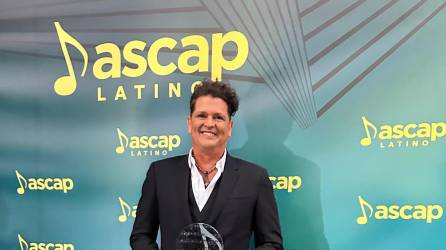 El cantautor colombiano Carlos Vives con su premio de ASCAP.