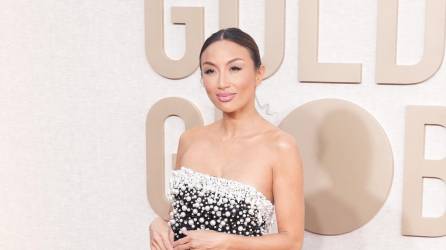 Jeannie Mai Jenkins llegó a la 81 edición de los Golden Globe Awards en el Beverly Hilton Hotel en Beverly Hills, California, luciendo un espectacular vestifo entallado, sin mangas, color negro y perlas.