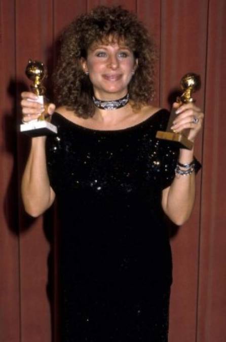 Cantante y actriz como pocas, Streisand acumula ocho Grammys, cuatro Emmys, dos Oscar y un premio Tony, además de ser la única mujer que ha ganado un Globo de Oro a mejor directora por su película 'Yentl' (1984), en la que también participó como actriz, coguionista y productora.<br/>