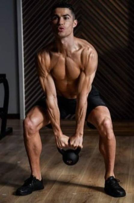 Cristiano mostró varias veces en las redes sociales que como trabajaba incansablemente en su gimnasio para no perder forma.